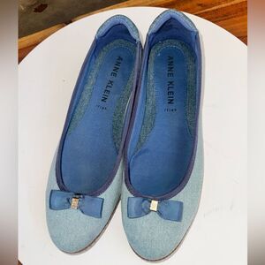 Anne Klein Emerald Blue Denim iFlex Ballet Flats Bow Accents Resale - Size 10M